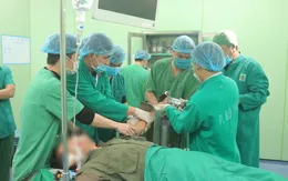 Cứu bệnh nhân vào viện với bàn tay bị... cuốn trong máy xay thịt