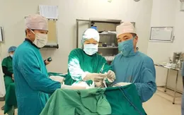 Cắt u cho bệnh nhân 90 tuổi mắc ung thư tuyến giáp