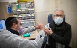 Israel: Tiêm vaccine giúp giảm một nửa số ca mắc COVID-19 ở độ tuổi trên 60