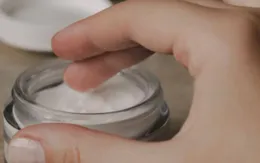 Làn da bị tàn phá nghiêm trọng vì kem dưỡng da, cựu hoa hậu đệ đơn kiện công ty sản xuất