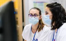 Các bệnh viện ở Anh sử dụng blockchain để theo dõi việc phân phối vaccine COVID-19