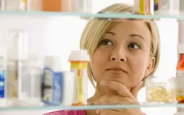 Tủ thuốc gia đình bảo vệ sức khỏe của trẻ lúc giao mùa