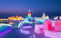 Lạc trong “kính vạn hoa tuyết” tại lễ hội mùa đông sắc màu ở Trung Quốc