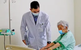 2 lần phẫu thuật gãy xương đùi cho cụ bà 97 tuổi