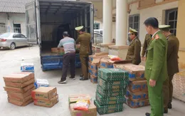Lạng Sơn: Thu giữ lượng lớn xúc xích, sụn họng lợn hôi thối đang trên đường đi tiêu thụ
