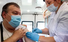 Nga xem xét cấp giấy chứng nhận cho những người được tiêm vaccine ngừa COVID-19