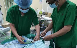 Phẫu thuật cứu bé gái sinh tại nhà, chào đời với ruột... nằm ngoài ổ bụng