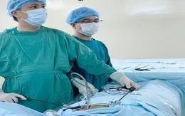 Tự mua thuốc uống suốt 3 ngày, người đàn ông thủng tá tràng