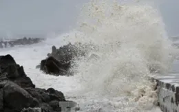 Hai người bị sóng biển cuốn mất tích khi đang câu cá