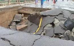 Bình Định: Mưa lớn cuốn trôi 5m cầu, giao thông ngưng trệ