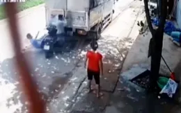 Lơ đễnh, nam thanh niên lao thẳng vào đuôi chiếc xe tải đang dừng