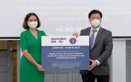 Bộ Y tế tiếp nhận thêm 300.000 liều vaccine COVID-19 và trang thiết bị chống dịch từ Australia