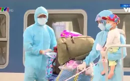 Ấm lòng suất cơm, hộp sữa dọc đường hỗ trợ hành trình về quê chu đáo