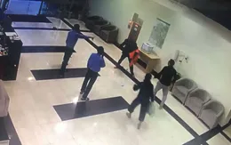 Hà Nội: Nam thanh niên bị hành hung tại sảnh chung cư