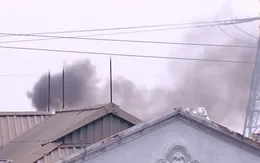 Khói đen "tấn công" khu dân cư, đóng kín cửa vẫn dính đầy bụi