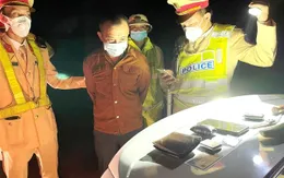 Bắt đối tượng vận chuyển ma túy và vũ khí trong đêm