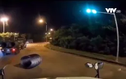 Thót tim nhìn cả cuộn sắt lăn từ thùng xe xuống đường