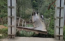 Cao Bằng: Ô tô chở hàng quá tải, làm sập cầu treo rơi xuống vực
