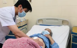 Cắt một phần dạ dày, nạo vét gần 20 hạch điều trị ung thư dạ dày cho bệnh nhân 91 tuổi