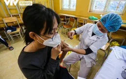 Học sinh ngoại thành Hà Nội hào hứng đi tiêm phòng vaccine COVID-19