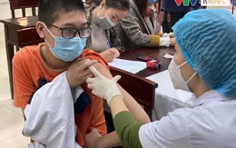 Hà Nội bắt đầu tiêm vaccine ngừa COVID-19 cho học sinh lớp 9