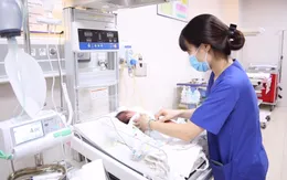 Bị thoát vị hoành trái nghẹt, toàn bộ ruột non của bé sơ sinh nằm trên khoang màng phổi