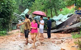 Kinh hoàng cả quả đồi đổ sập sau tiếng nổ chát chúa