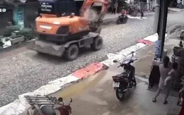 Lái máy xúc chạy ẩu khiến 1 cụ bà thiệt mạng