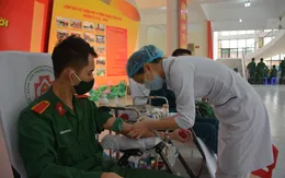 Tuổi trẻ quân đội hiến máu tình nguyện