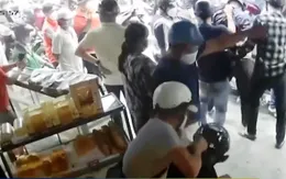 2 đối tượng cướp giật liều lĩnh tấn công cảnh sát bằng bình xịt hơi cay