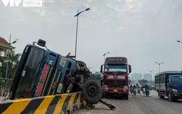 Hà Nội: Xe trộn bê tông mất lái đâm đổ dải phân cách cứng