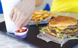 4 thói quen ăn uống khiến da của bạn lão hóa nhanh chóng