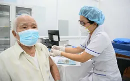 Những điều người cao tuổi cần lưu ý sau khi tiêm vaccine phòng COVID-19