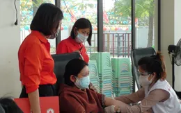 Hàng trăm người dân Hà Nội tham gia hiến máu giữa mùa dịch