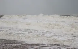 Bão số 9 gây biển động dữ dội ở Trường Sa