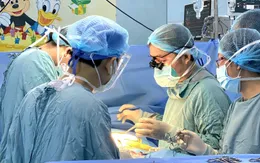 Mẹ hiến một phần gan cứu con 3 tuổi