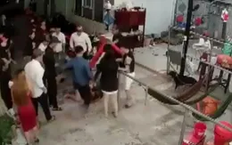 6 thanh niên đánh đập 1 cô gái vì "bị nhìn đểu"