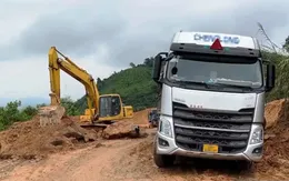 Quốc lộ 40B tiếp tục sạt lở gây ách tắc giao thông