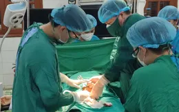 Bay trực thăng ra đảo Bạch Long Vĩ cứu bệnh nhân chửa ngoài tử cung vỡ nguy kịch