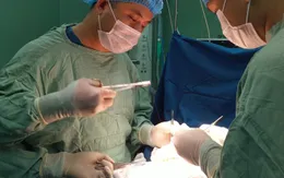 Cứu bé gái bị chứng xoắn dạ dày hiếm gặp