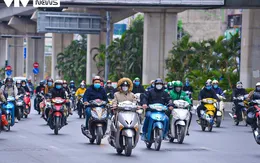 Hà Nội rét buốt, người dân đốt lửa sưởi ấm trên phố