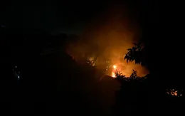 Hà Nội: Cháy lớn tại kho chứa vải Ninh Hiệp, tiểu thương ôm hàng hốt hoảng bỏ chạy