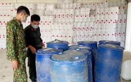 An Giang bắt vụ vận chuyển hàng lậu số lượng lớn cùng hàng ngàn lít cồn