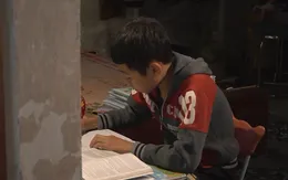 Cặp lá yêu thương: Người anh trai chăm sóc em gái nhỏ cùng mẹ khác cha