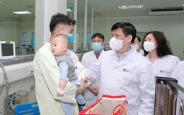 Bộ trưởng Bộ Y tế chúc Tết y bác sĩ và người bệnh tại 2 bệnh viện