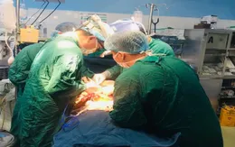 Đùa nghịch làm vỡ cốc thủy tinh, bé 16 tháng bị mảnh vỡ làm thủng bụng
