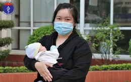 Bé sơ sinh đầu tiên mắc COVID-19 tại Việt Nam khỏi bệnh