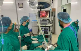 Cắt u buồng trứng xoắn, bảo tồn thai 10 tuần cho sản phụ