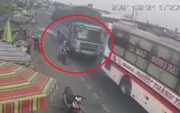 Xe tải vượt ẩu hất văng xe máy chở 2 con nhỏ xuống đường