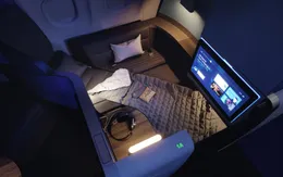 Ghế máy bay biến thành giường ngủ "siêu to khổng lồ" trên bầu trời